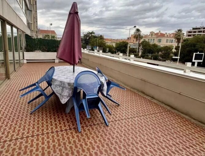 Une Terrasse en Plein Coeur de la Banane de Cannes – 3 pièces – 4 chambres – 2 voyageurs – 79.84 m²