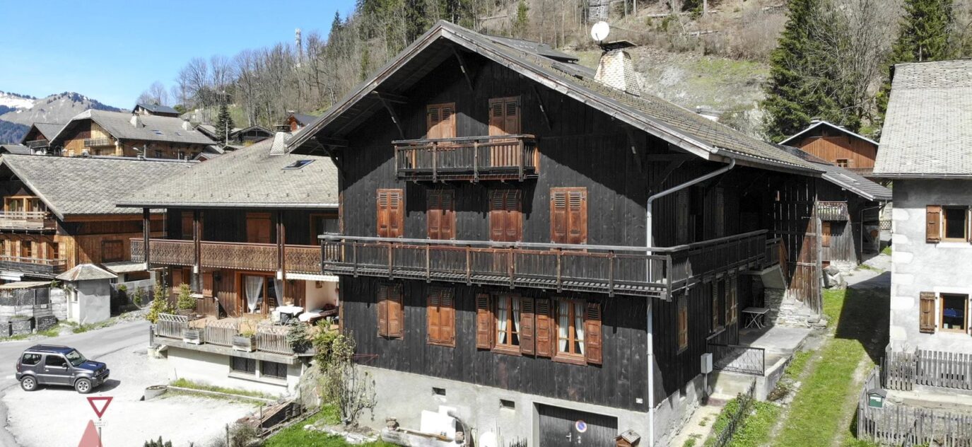 Ferme traditionnelle savoyarde de cinq chambres dans le quartier le plus recherché de Morzine – 10 pièces – 7 chambres – 10 voyageurs – 190 m²