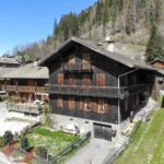 Ferme traditionnelle savoyarde de cinq chambres dans le quartier le plus recherché de Morzine – 10 pièces – 7 chambres – 10 voyageurs – 190 m²