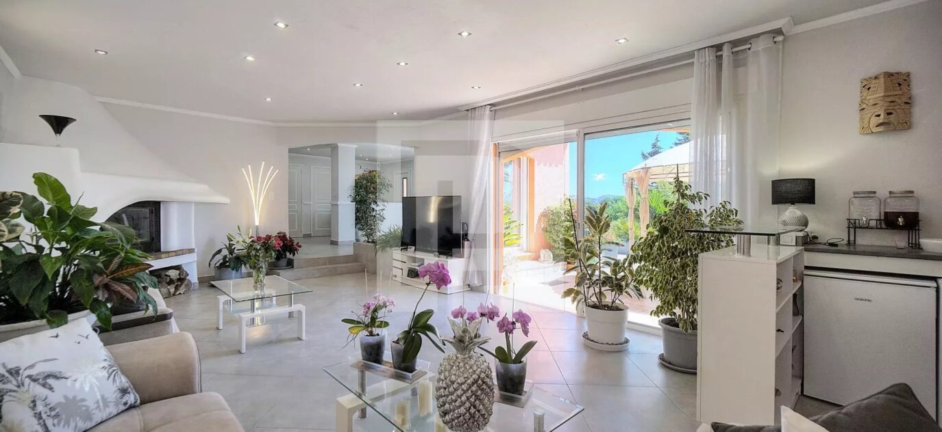 Mougins – Dans un quartier résidentiel – 6 pièces – 4 chambres – 10 voyageurs – 192 m²