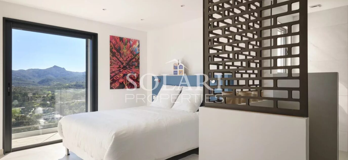 Location 10 personnes : villa moderne avec piscine et vue mer à Mandelieu – 7 pièces – 5 chambres – 10 voyageurs – 392 m²