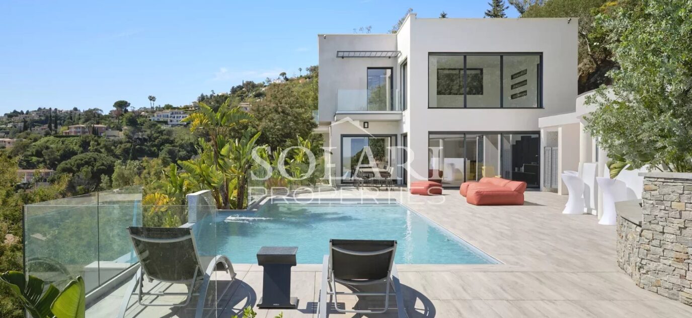 Location 10 personnes : villa moderne avec piscine et vue mer à Mandelieu – 7 pièces – 5 chambres – 10 voyageurs – 392 m²