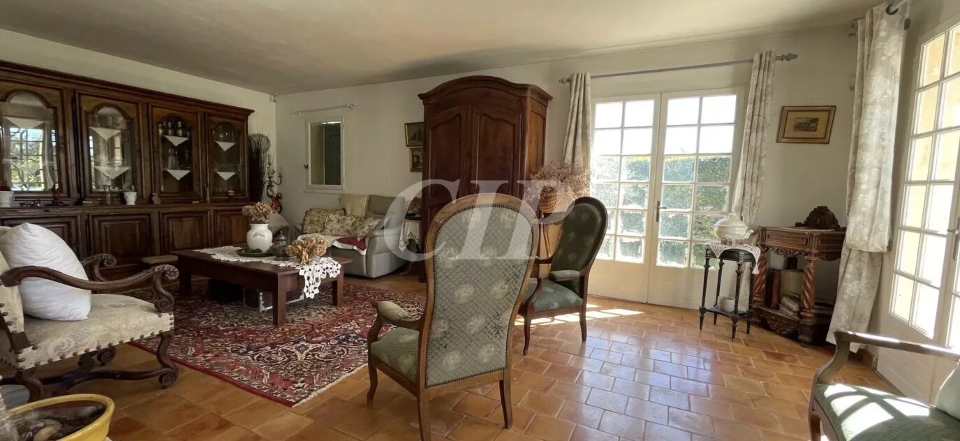 15 mn AIX SUD BASTIDE DE CHARME 210 M2 – 7 pièces – NR chambres – 2 voyageurs – 210 m²