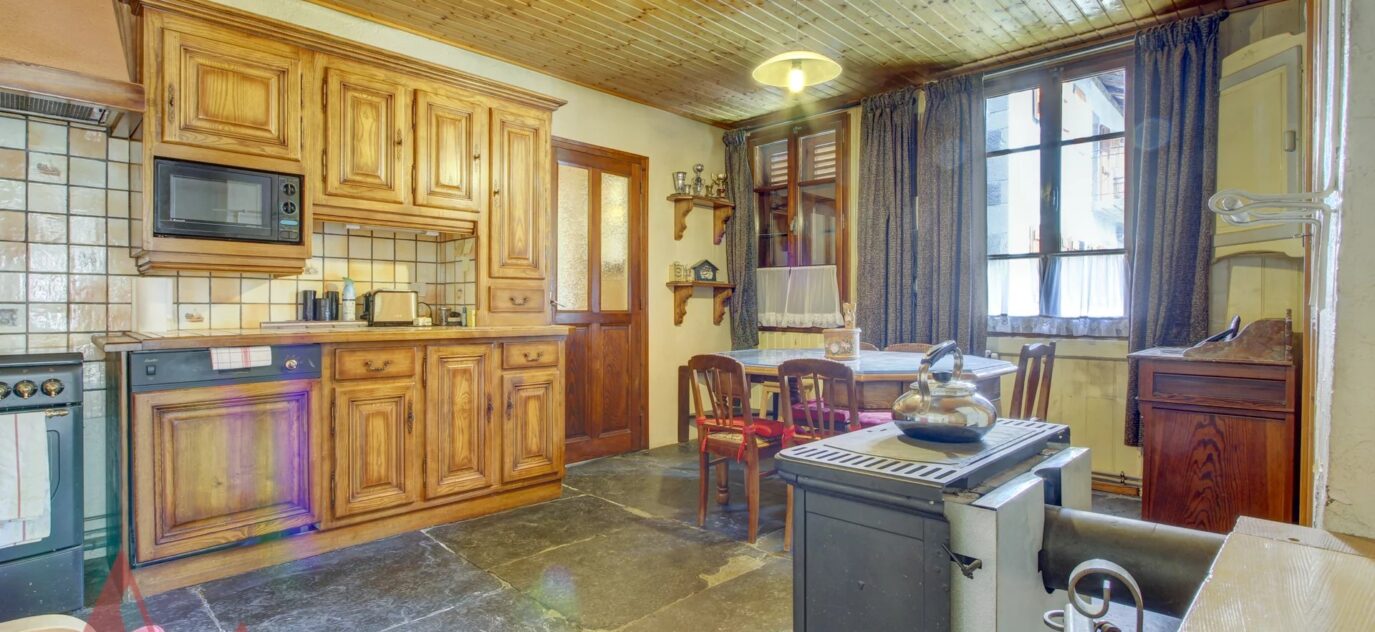 Ferme traditionnelle savoyarde de cinq chambres dans le quartier le plus recherché de Morzine – 10 pièces – 7 chambres – 10 voyageurs – 190 m²