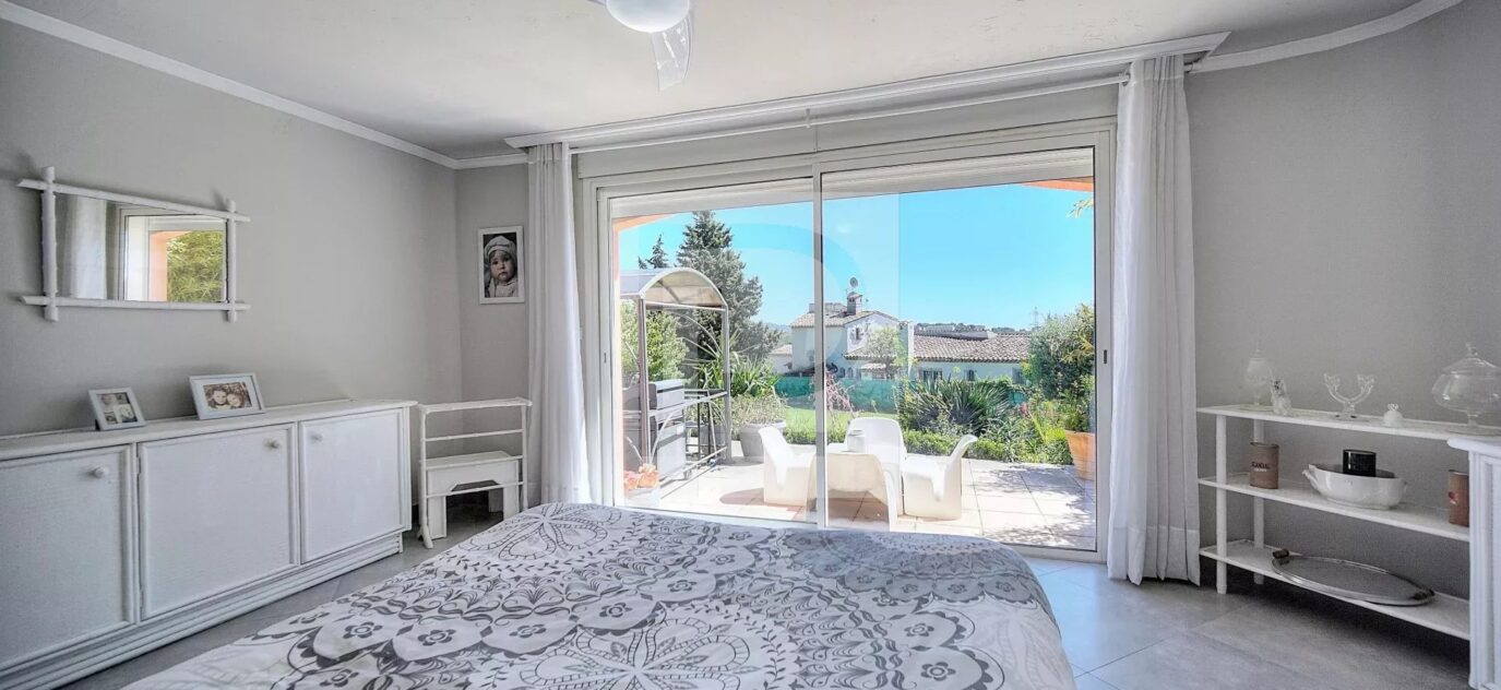 Mougins – Dans un quartier résidentiel – 6 pièces – 4 chambres – 10 voyageurs – 192 m²