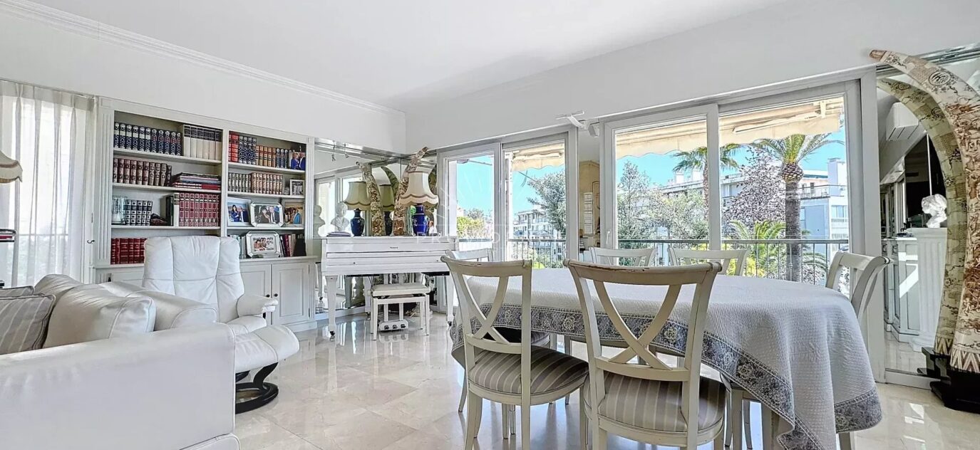 Vente en Nue-Propriété d’un penthouse en plein cœur de Cannes avec Piscine et Vue Mer – 5 pièces – 3 chambres – 2 voyageurs – 141.05 m²