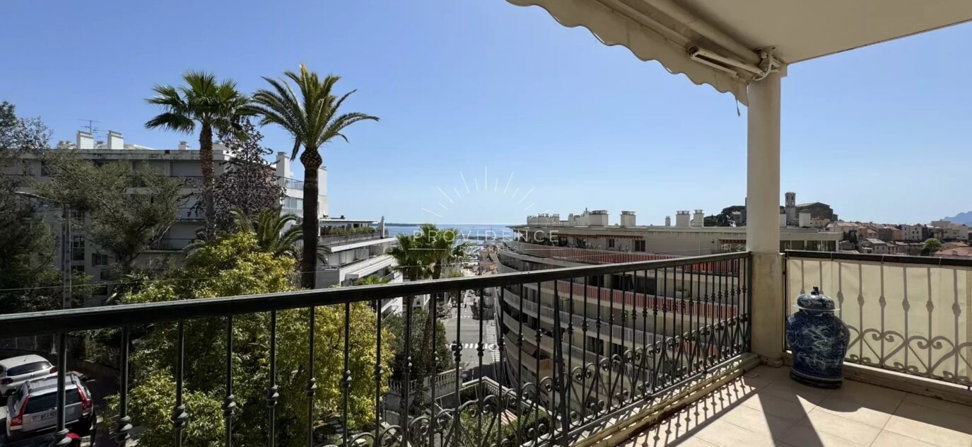 Vente en Nue-Propriété d’un penthouse en plein cœur de Cannes avec Piscine et Vue Mer – 5 pièces – 3 chambres – 2 voyageurs – 141.05 m²