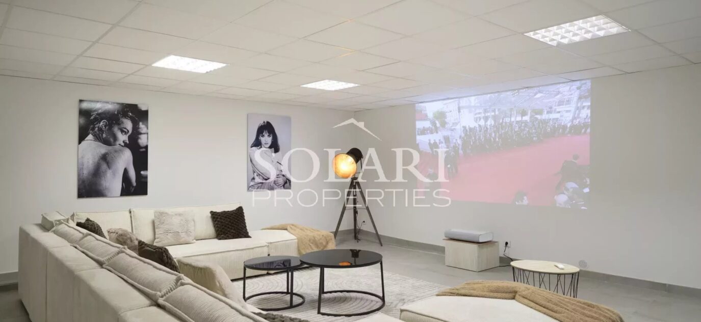 Location 10 personnes : villa moderne avec piscine et vue mer à Mandelieu – 7 pièces – 5 chambres – 10 voyageurs – 392 m²