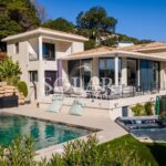 Magnifique villa familiale avec piscine pour 8 personnes aux Adrets-de-l’Estérel – 6 pièces – 4 chambres – 8 voyageurs – 280 m²