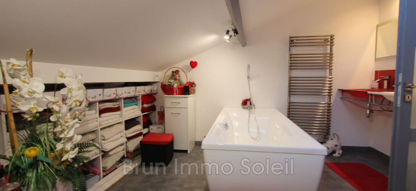  Agence BRUN IMMO SOLEIL Pascale BRUN 06.10.27.09.92/04.97.10. – 6 pièces – 4 chambres – 164.00 m²