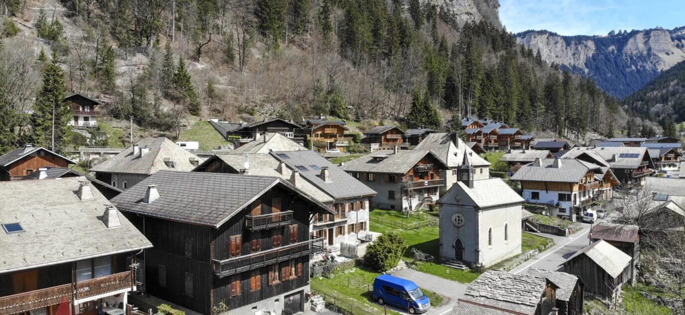 Ferme traditionnelle savoyarde de cinq chambres dans le quartier le plus recherché de Morzine – 10 pièces – 7 chambres – 10 voyageurs – 190 m²