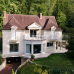Propriété unique à Jouy-en-Josas avec piscine et maison de gar – 8 pièces – 5 chambres – 400.00 m²