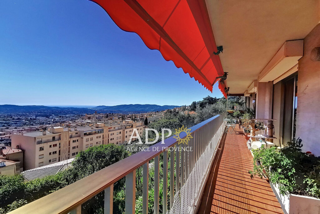 Vue panoramique jusqu’à la mer et calme – 4 pièces – 3 chambres – 114.00 m²