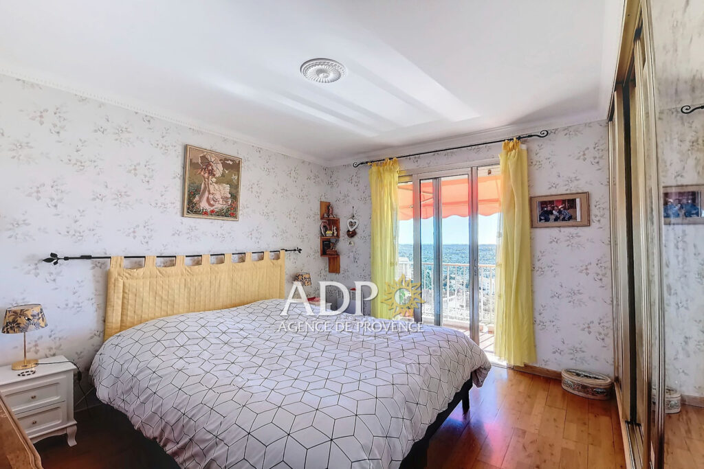 Vue panoramique jusqu’à la mer et calme – 4 pièces – 3 chambres – 114.00 m²