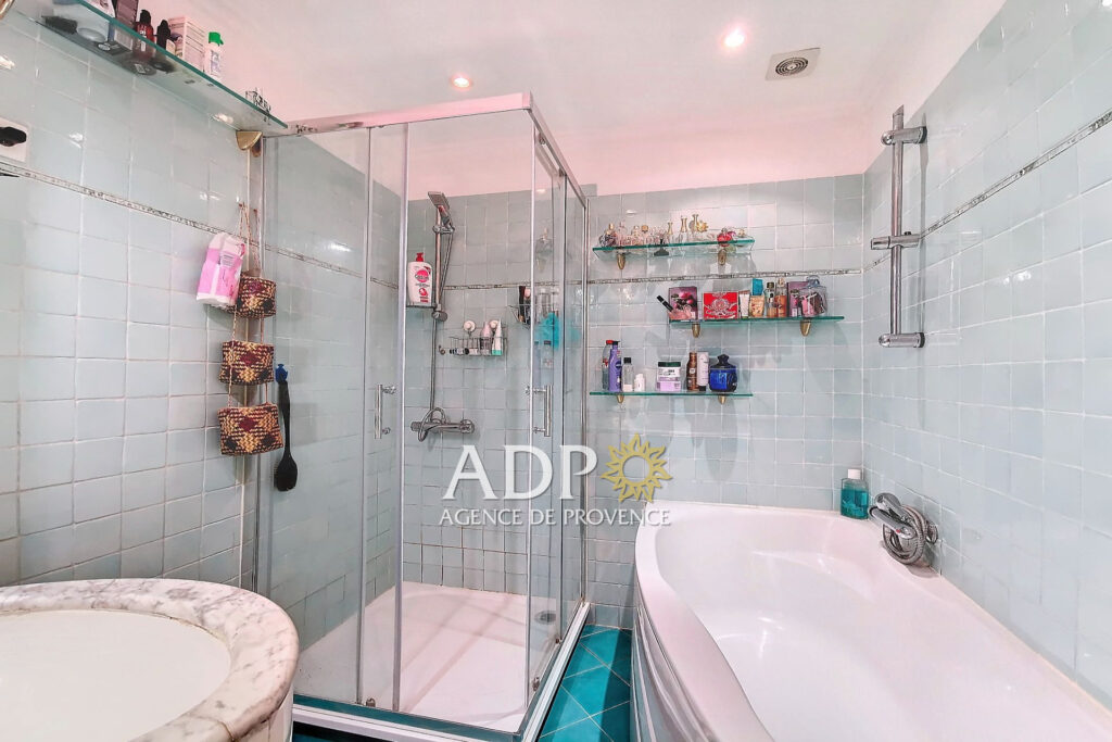 Vue panoramique jusqu’à la mer et calme – 4 pièces – 3 chambres – 114.00 m²