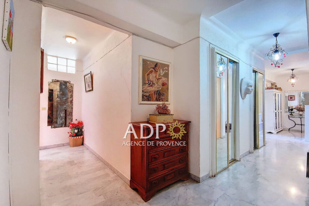 Vue panoramique jusqu’à la mer et calme – 4 pièces – 3 chambres – 114.00 m²