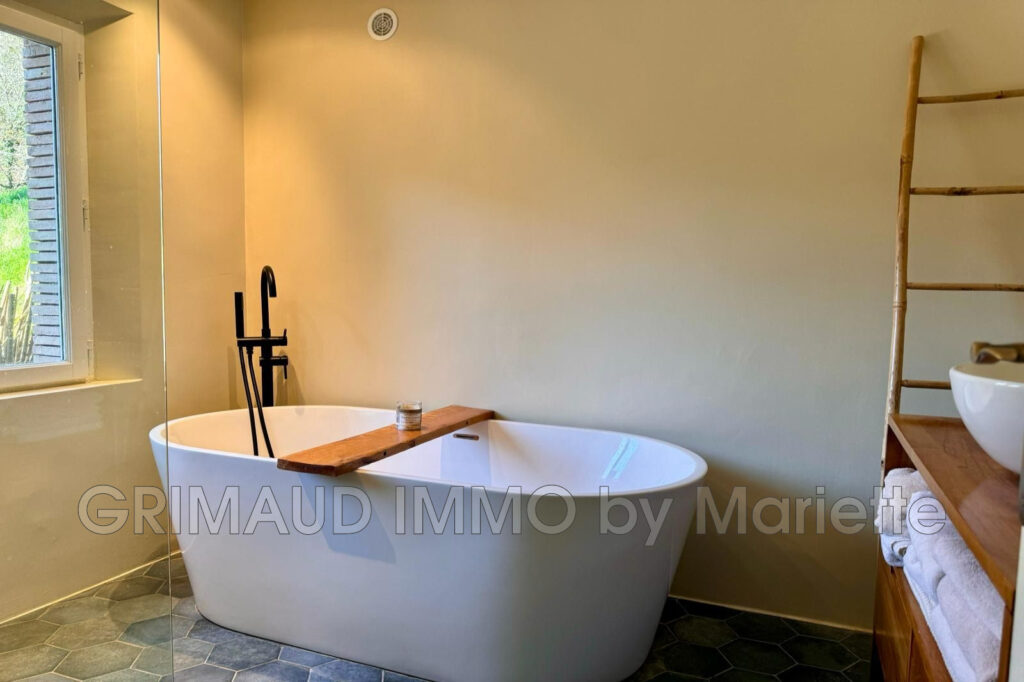 belle maison sur 9057m² de terrain avec piscine et 3 chambres – 5 pièces – 3 chambres – 132.46 m²