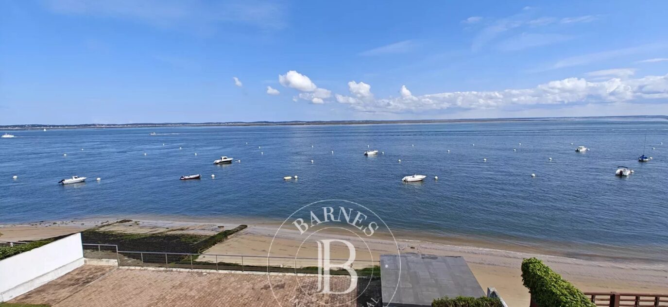 APPARTEMENT EN PREMIÈRE LIGNE, ÉTAGE ÉLEVÉ, EN PLEIN CENTRE D’ARCACHON – 3 pièces – 2 chambres – 95 m²