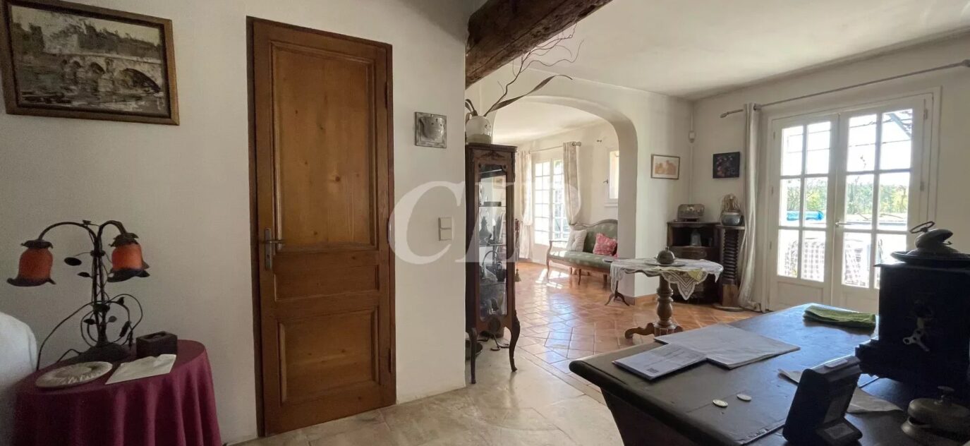 15 mn AIX SUD BASTIDE DE CHARME 210 M2 – 7 pièces – NR chambres – 2 voyageurs – 210 m²