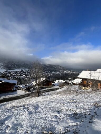 Superbe terrain constructible avec permis de construire purgé de tout recours dans le quartier le plus recherché de Morzine – NR pièces – NR chambres – 10 voyageurs – 557 m²