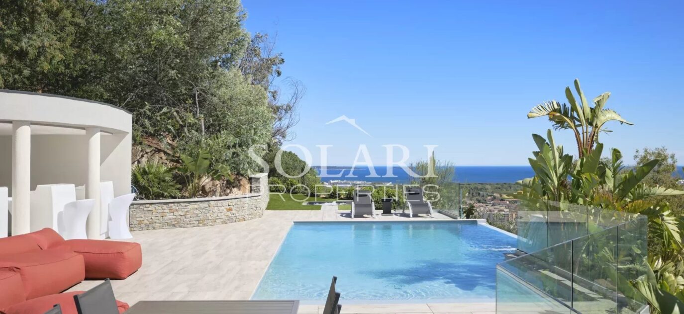 Location 10 personnes : villa moderne avec piscine et vue mer à Mandelieu – 7 pièces – 5 chambres – 10 voyageurs – 392 m²