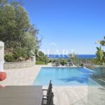 Location 10 personnes : villa moderne avec piscine et vue mer à Mandelieu – 7 pièces – 5 chambres – 10 voyageurs – 392 m²