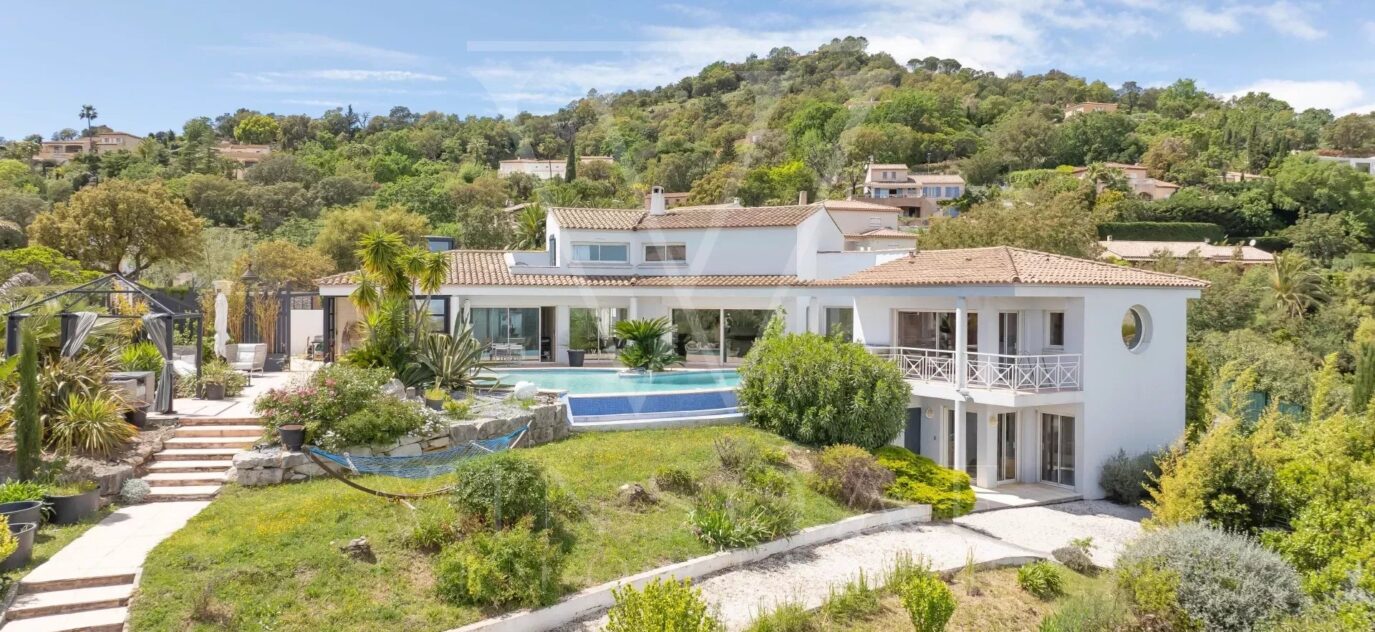 VILLA D’EXCEPTION AVEC VUE MER SUR LA BAIE DE CANNES – 4 pièces – 3 chambres – 230 m²