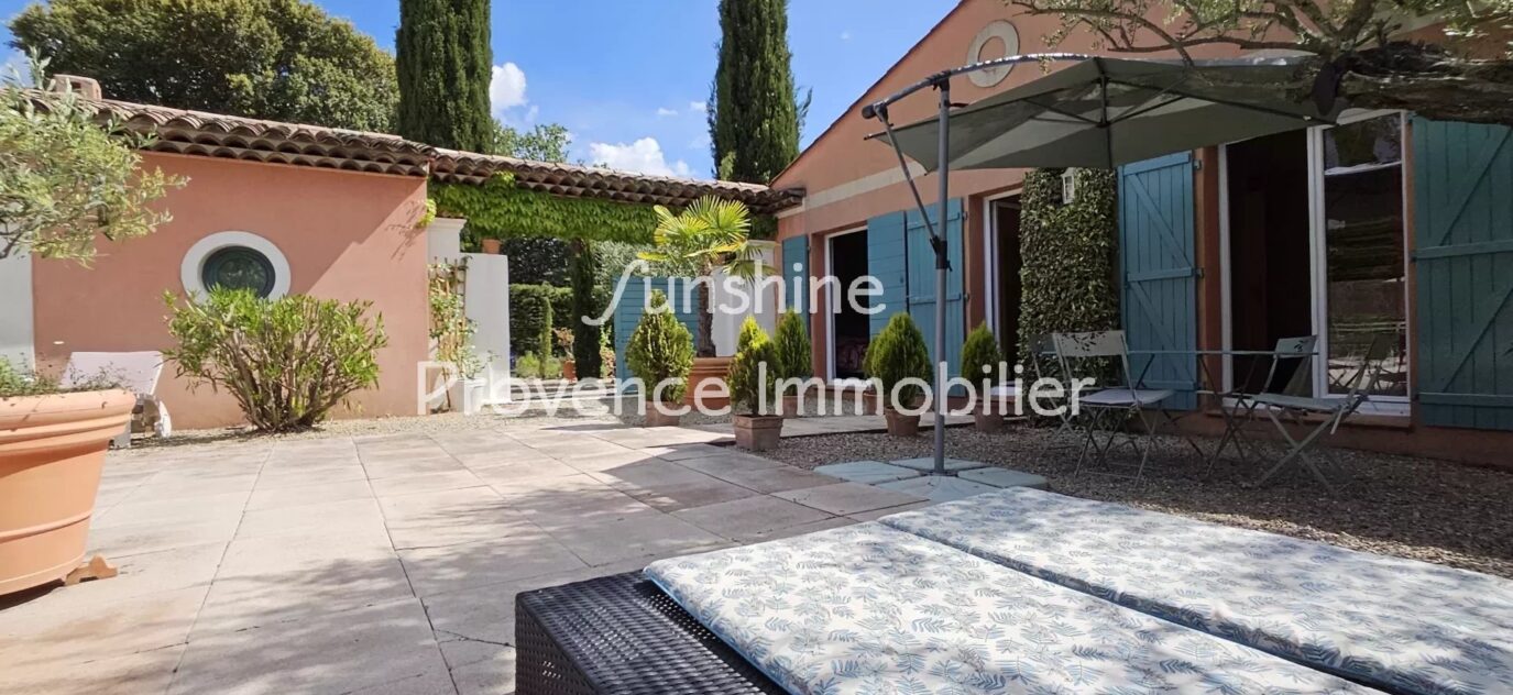 VILLA DE PLAIN-PIED AVEC DÉPENDANCE ET PISCINE – 7 pièces – 3 chambres – 180 m²