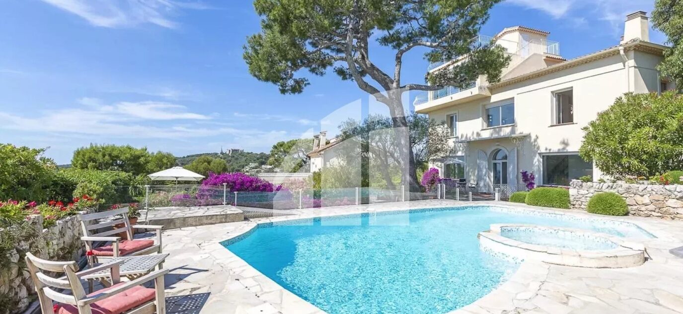 VILLEFRANCHE SUR MER // Corne d’Or – EXCEPTIONNELLE Villa 5-6 pièces 200m2 – Terrasses – Jardin – Piscine – SOLARIUM- Parkings / GARAGE // VILLEFRANCHE SUR MER – 5 pièces – NR chambres – 200 m²