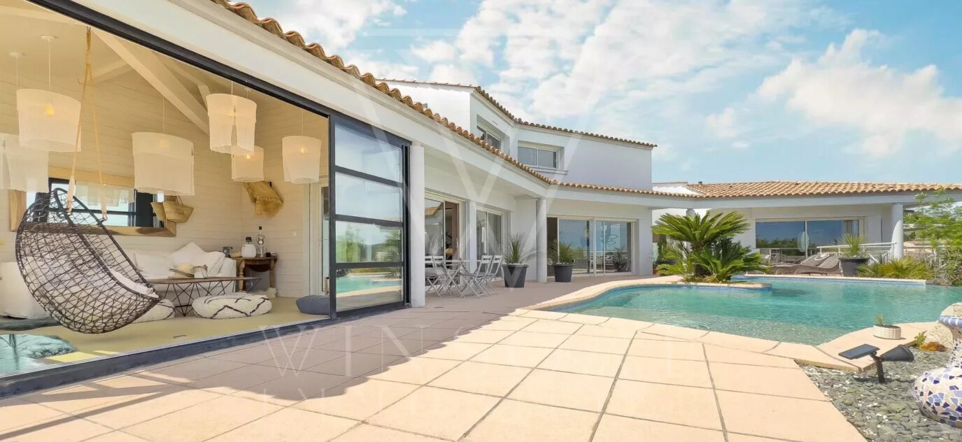 VILLA D’EXCEPTION AVEC VUE MER SUR LA BAIE DE CANNES – 4 pièces – 3 chambres – 230 m²