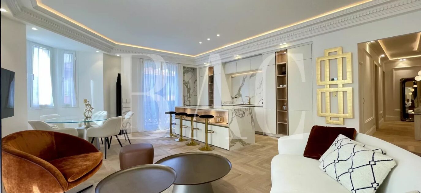 Cannes, Boulevard de la Croisette, appartement au Miramar – 3 pièces – 2 chambres – 100 m²