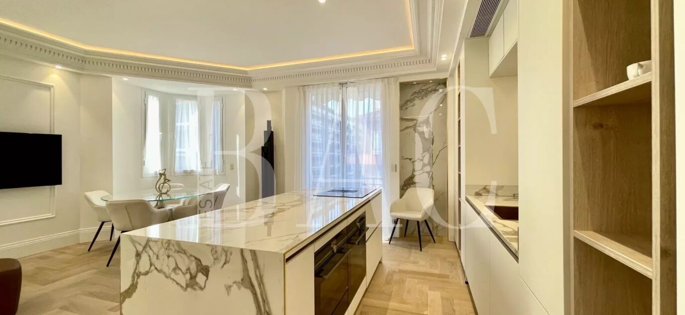 Cannes, Boulevard de la Croisette, appartement au Miramar – 3 pièces – 2 chambres – 100 m²