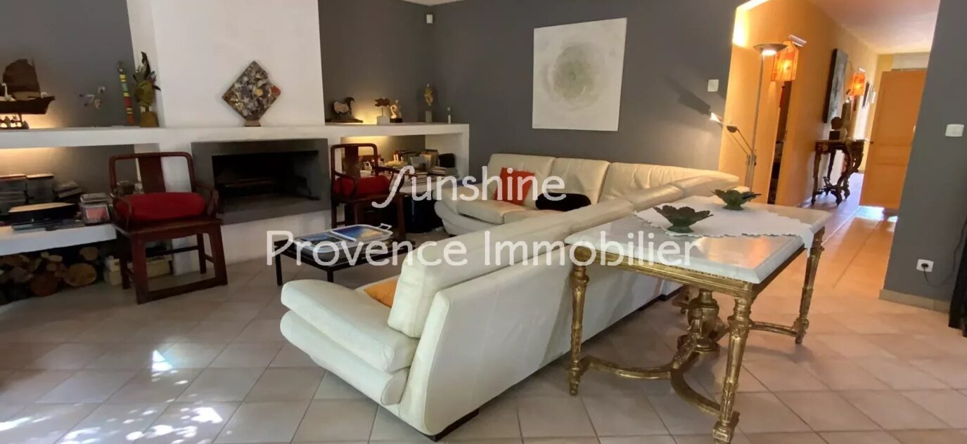 VILLA DE PLAIN-PIED AVEC DÉPENDANCE ET PISCINE – 7 pièces – 3 chambres – 180 m²