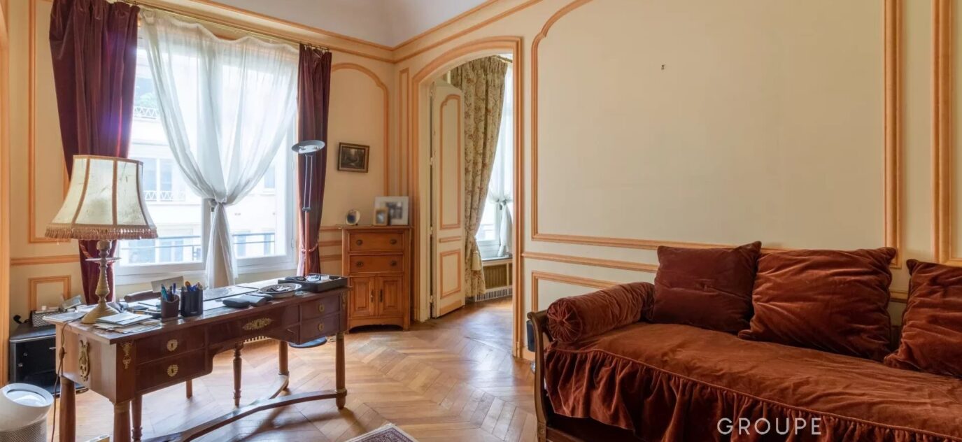 75016 – SPONTINI – APPARTEMENT DE RECEPTION ET FAMILIAL – 4 CHAMBRES EN SUITE – 388,40 M² – BEAUX VOLUMES, CHAMBRES DE SERVICES, CAVE ET BOX – 8 pièces – 4 chambres – 388.4 m²