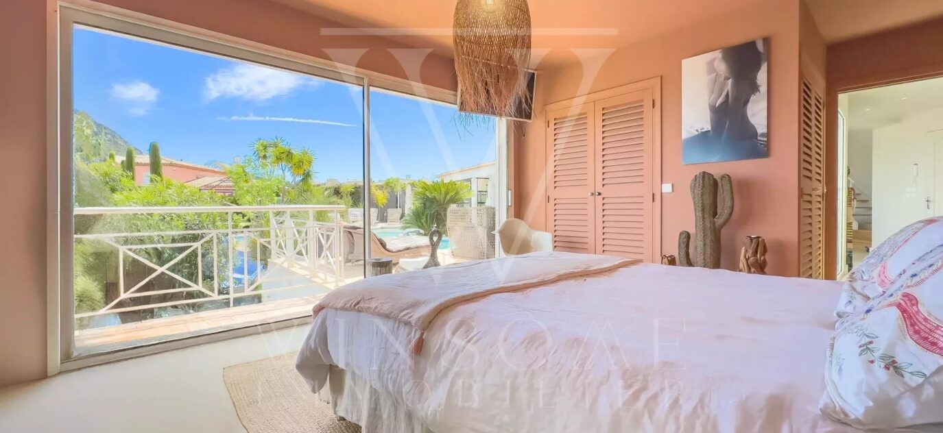 VILLA D’EXCEPTION AVEC VUE MER SUR LA BAIE DE CANNES – 4 pièces – 3 chambres – 230 m²