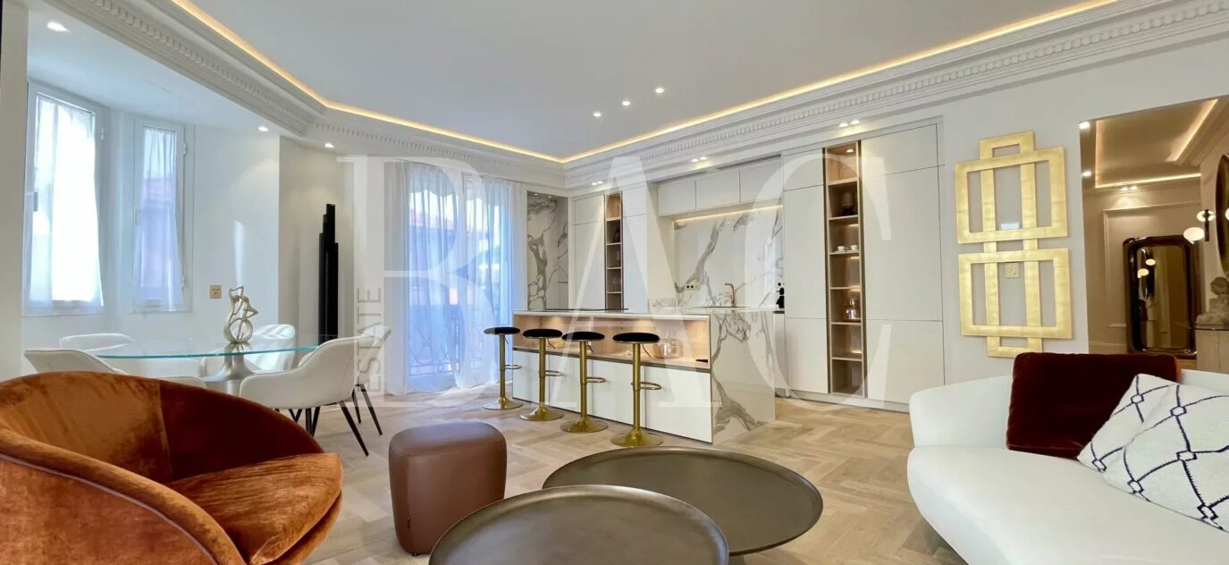 Cannes, Boulevard de la Croisette, appartement au Miramar – 3 pièces – 2 chambres – 100 m²