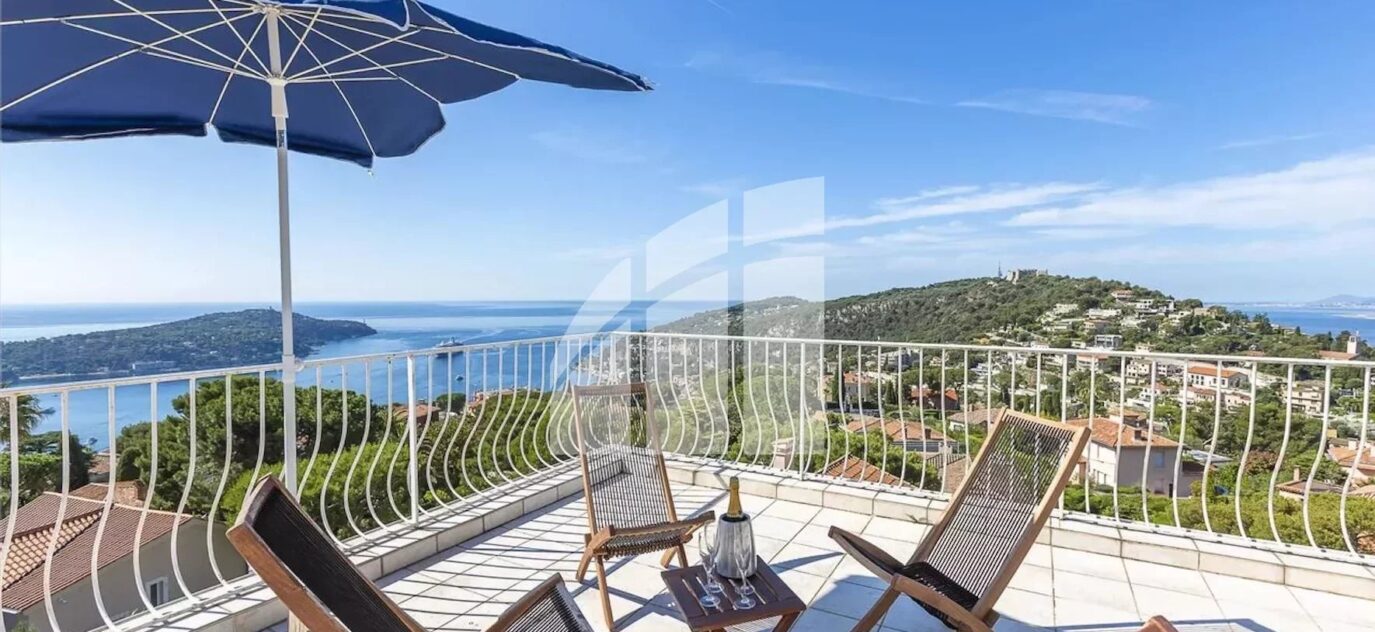 VILLEFRANCHE SUR MER // Corne d’Or – EXCEPTIONNELLE Villa 5-6 pièces 200m2 – Terrasses – Jardin – Piscine – SOLARIUM- Parkings / GARAGE // VILLEFRANCHE SUR MER – 5 pièces – NR chambres – 200 m²