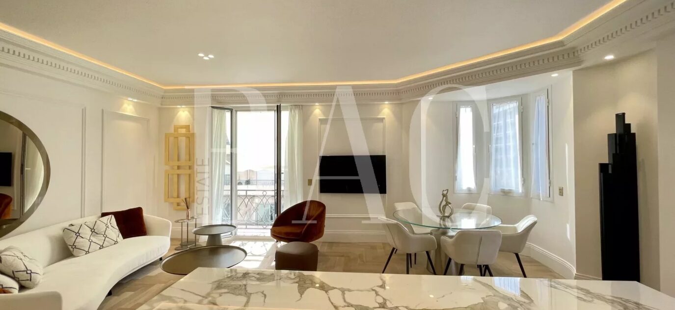 Cannes, Boulevard de la Croisette, appartement au Miramar – 3 pièces – 2 chambres – 100 m²