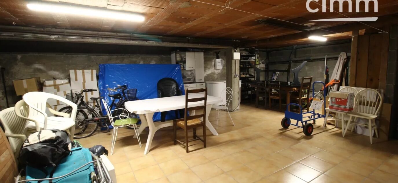 A vendre maison avec grand garage de 107m² et jardin clos – 9 pièces – 5 chambres – 181 m²