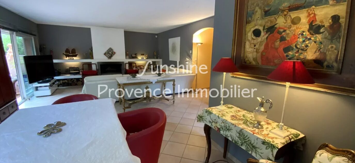 VILLA DE PLAIN-PIED AVEC DÉPENDANCE ET PISCINE – 7 pièces – 3 chambres – 180 m²