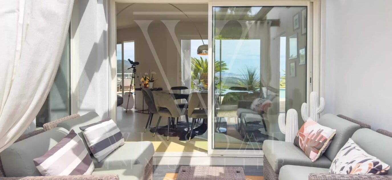 VILLA D’EXCEPTION AVEC VUE MER SUR LA BAIE DE CANNES – 4 pièces – 3 chambres – 230 m²