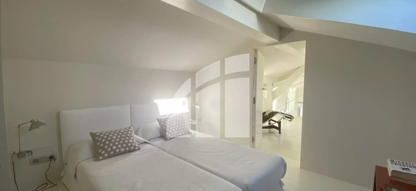 //ROQUEBRUNE CAP-MARTIN // ROOFTOP- VUE DÉGAGÉE MER – Magnifique Penthouse 118m2-  4P +Mezzanine en duplex front de mer // TERRASSE – GARAGE – AU CALME , EN PARFAIT ETAT – 4 pièces – 3 chambres – 118 m²