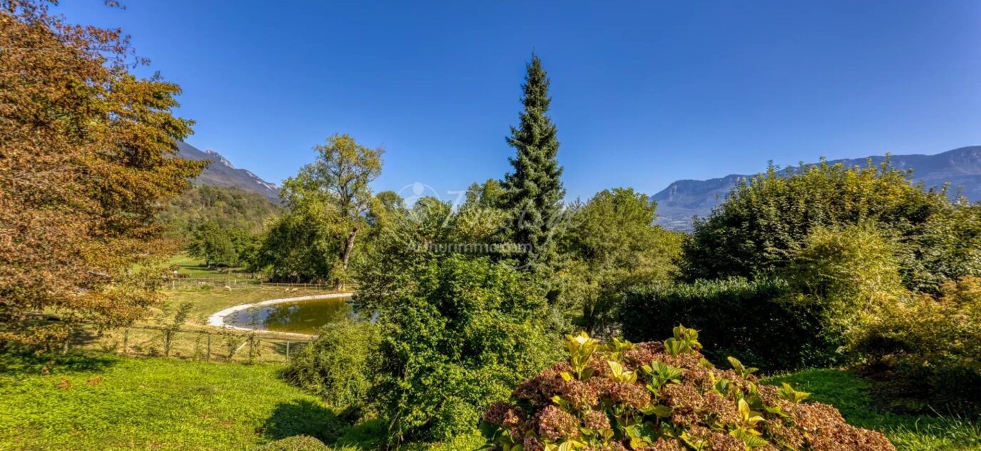 Propriété de charme dans un écrin de verdure surplombant lac et montagnes – 10 pièces – NR chambres – 8 voyageurs – 301 m²