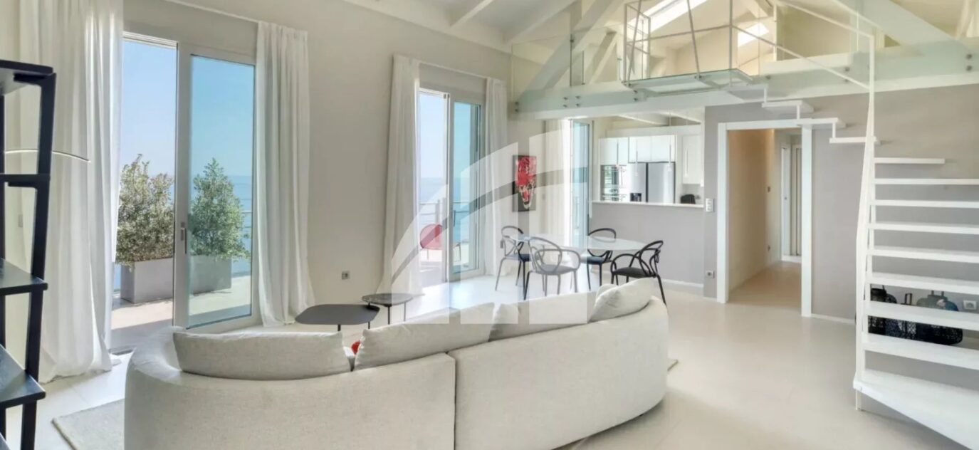 //ROQUEBRUNE CAP-MARTIN // ROOFTOP- VUE DÉGAGÉE MER – Magnifique Penthouse 118m2-  4P +Mezzanine en duplex front de mer // TERRASSE – GARAGE – AU CALME , EN PARFAIT ETAT – 4 pièces – 3 chambres – 118 m²