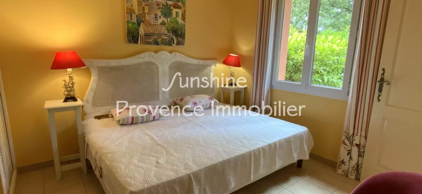 VILLA DE PLAIN-PIED AVEC DÉPENDANCE ET PISCINE – 7 pièces – 3 chambres – 180 m²