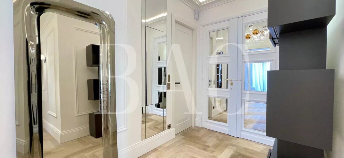 Cannes, Boulevard de la Croisette, appartement au Miramar – 3 pièces – 2 chambres – 100 m²