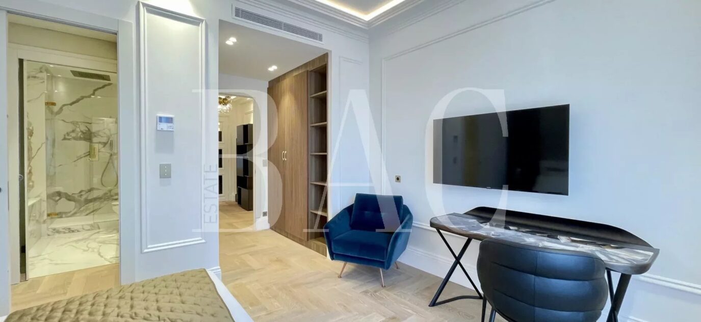 Cannes, Boulevard de la Croisette, appartement au Miramar – 3 pièces – 2 chambres – 100 m²