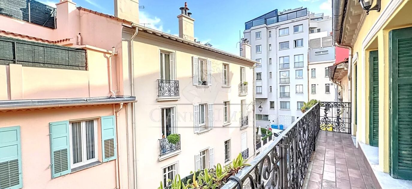 CANNES VIEUX PORT – 3 PIECES TERRASSE VUE MER – 3 pièces – 2 chambres – 2 voyageurs – 103 m²