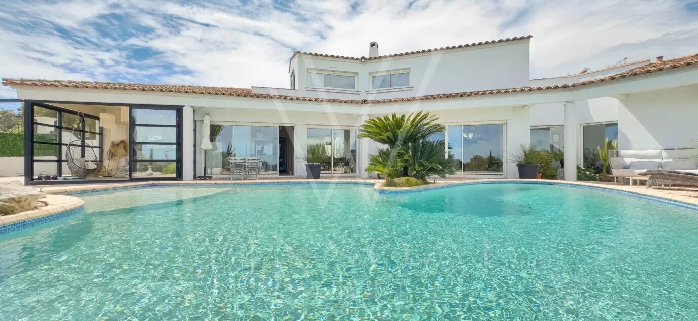 VILLA D’EXCEPTION AVEC VUE MER SUR LA BAIE DE CANNES – 4 pièces – 3 chambres – 230 m²