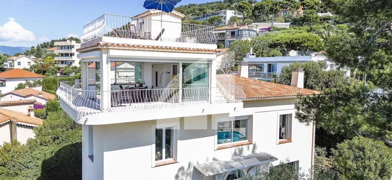 VILLEFRANCHE SUR MER // Corne d’Or – EXCEPTIONNELLE Villa 5-6 pièces 200m2 – Terrasses – Jardin – Piscine – SOLARIUM- Parkings / GARAGE // VILLEFRANCHE SUR MER – 5 pièces – NR chambres – 200 m²